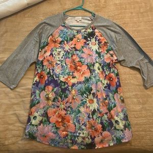 Beautiful Top. Size 2X but fits more like a XL-1X.